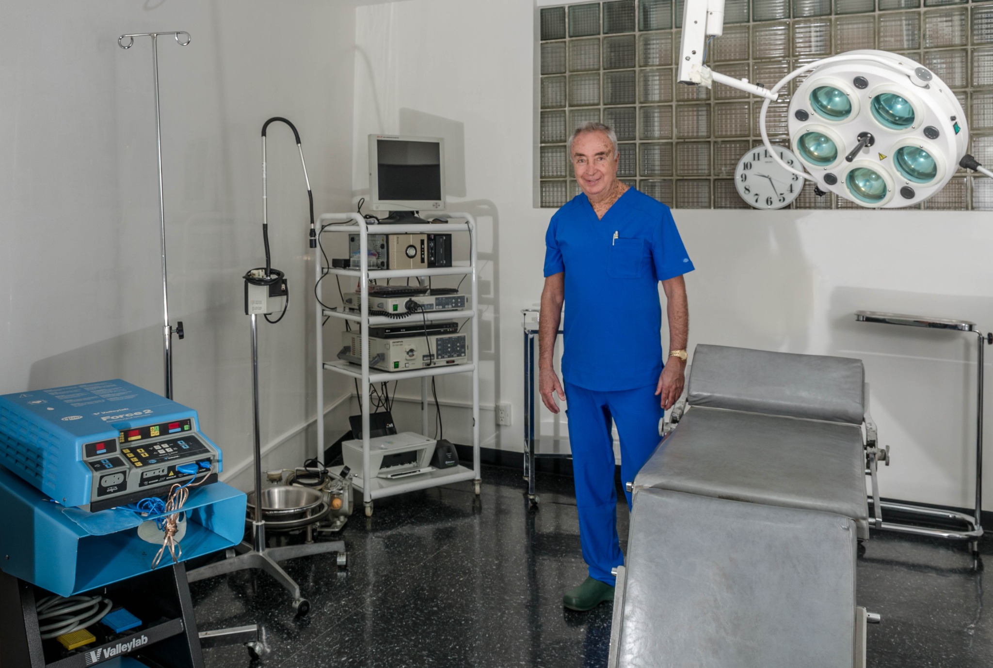 Dr. José Alberto González García en quirófano
