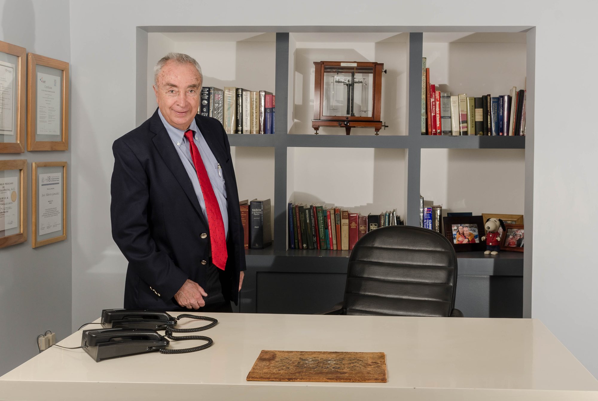 Dr. José Alberto González García, especialista en coloproctología